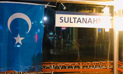 İBB’NİN DURAKLARA YAZDIRDIĞI ÇİNCE DURAK İSİMLERİNİ BİRER BİRER SÖKTÜLER!.
