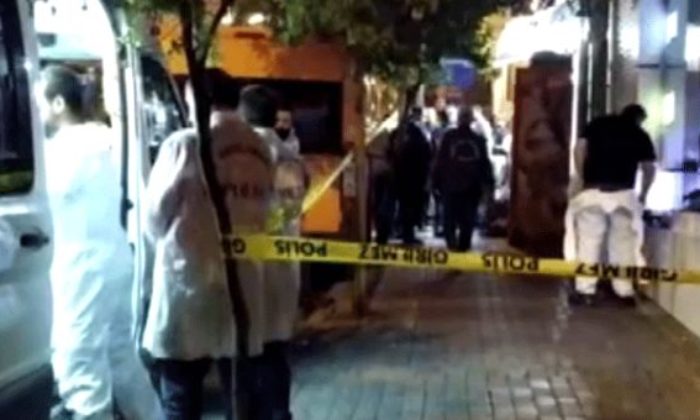 AYNI EVDE 4 KARDEŞ ÖLÜ BULUNDU!. KAPIDAKİ NOT DİKKAT ÇEKTİ!.