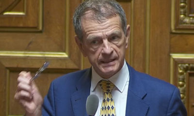 FRANSA’NIN DİNSİZ İTİ BAŞÖRTÜLÜ KADINLARA ‘CADI’ DEDİ!..