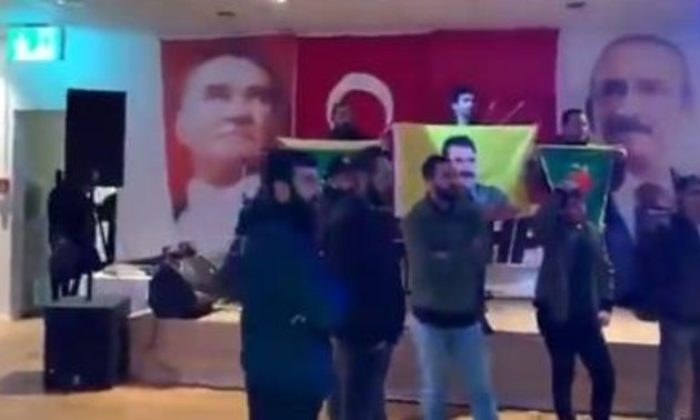 PKK YANDAŞLARI CHP’NİN ETKİNLİĞİNİ BASARAK BEBEK KATİLİ ÖCALAN’NIN POSTERİNİ AÇTI!..