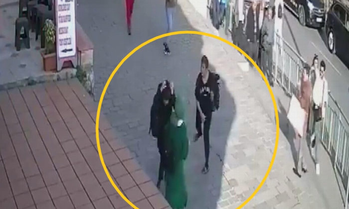 BAŞÖRTÜLÜ KIZA SALDIRAN KADIN GÖZALTINA ALINDI!.