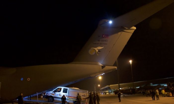 TÜRK DEPREMZEDE AMBULANS UÇAKLA İZMİR’E GETİRİLDİ!.