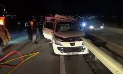 SİLİVRİ’DE OTOMOBİL BARİYERE OK GİBİ SAPLANDI! ÖLÜ VE YARALILAR VAR!.