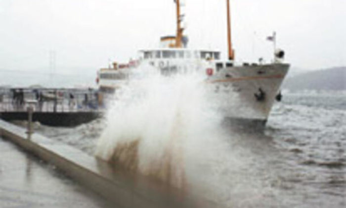 İstanbul’daki vapur seferlerine lodos engeli!.