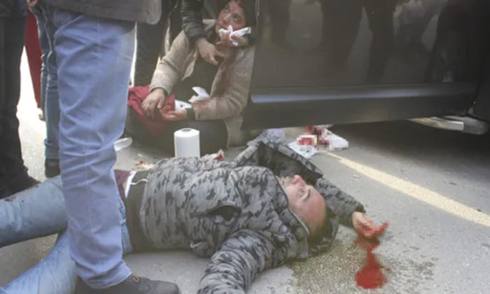 Seyir halindeyken kadını ağzından bıçaklayan adamı vatandaşlar darp etti!.