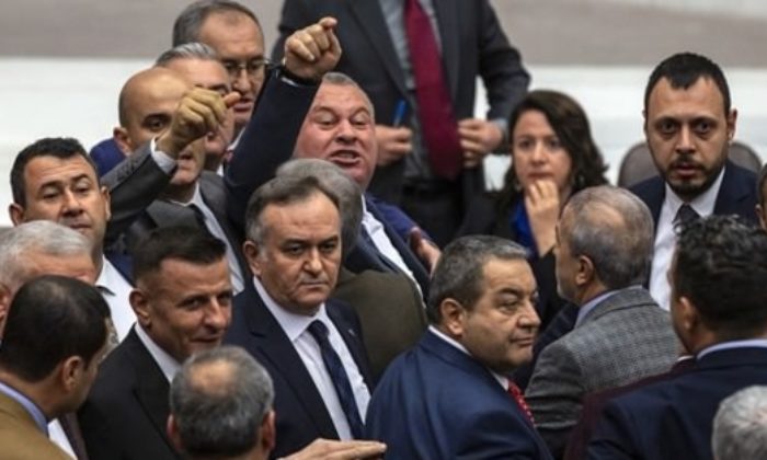 CHP’li Sezgin ortalığı karıştırdı! ” ‘İt’ demedim ‘git’ dedim!.”