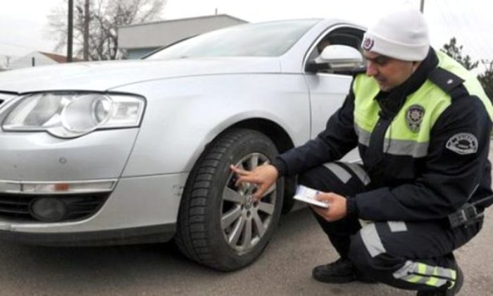 Araç sahipleri dikkat!. Trafik ekipleri kış lastiği takmayan araçlara ceza yağdırdı!.