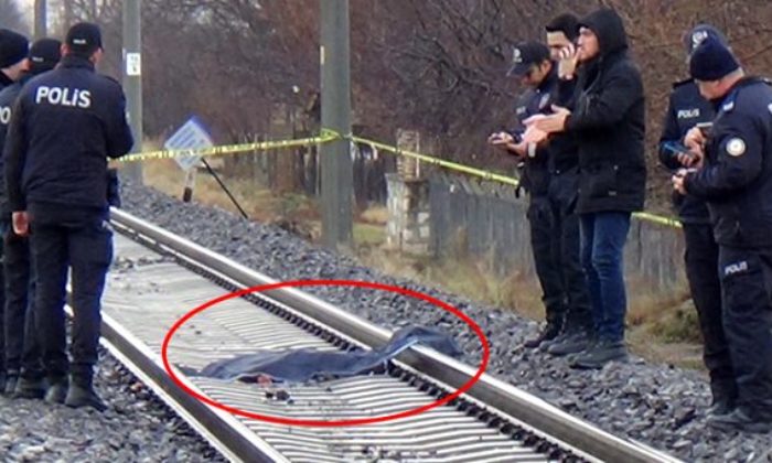 Kütahya’da korkunç ölüm!. Raylarda ölü bulunan kadının üzerinden 10 yük treni geçmiş!.