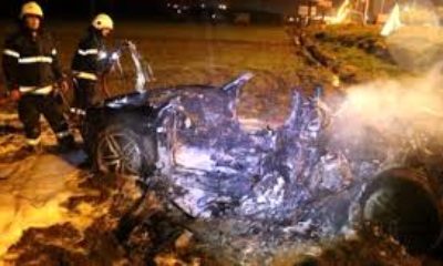 Takla atıp, cayır cayır yanan otomobilden burunları bile kanamadan kurtuldular!.