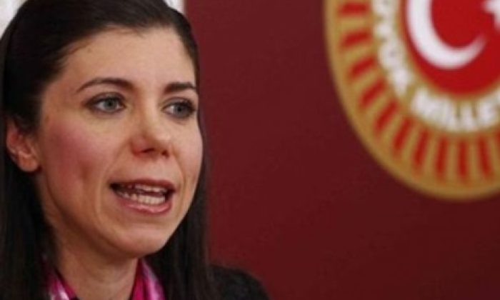 Suriyeliler üzerinden ırkçılık nefreti kusan Pelin Gündeş Bakır AK Parti’den ihraç edildi!.