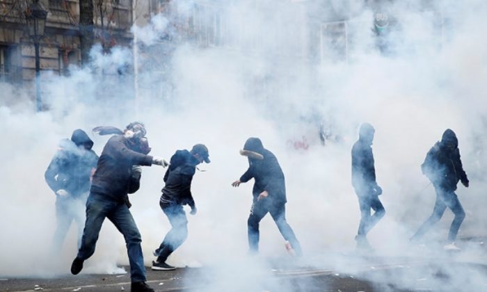 Fransa’da eylemcilere sis bombasıyla müdahale ediliyor!.