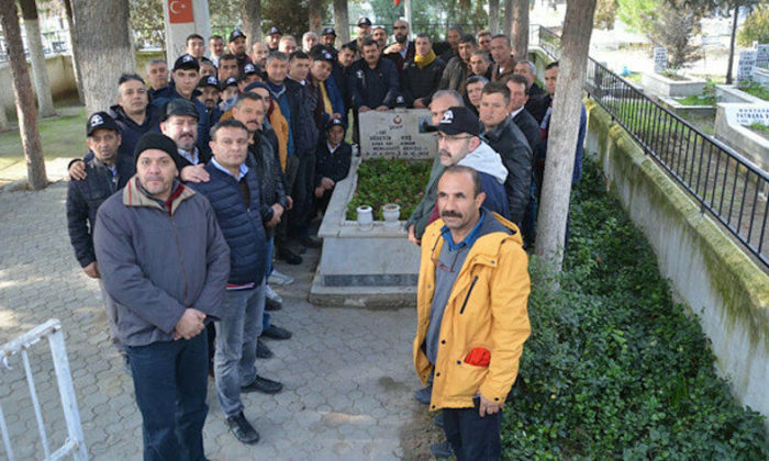 Şehit olan silah arkadaşları için 23 yıldır başka şehirlerden gelip mezarını ziyaret ediyorlar!.