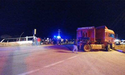 Taraftarları taşıyan otobüs tırla çarpıştı!.