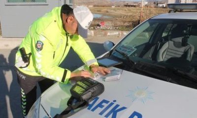 Trafik polisi uygulama sırasında denk geldiği eşine eksik evrak nedeni ile ceza yazdı!.