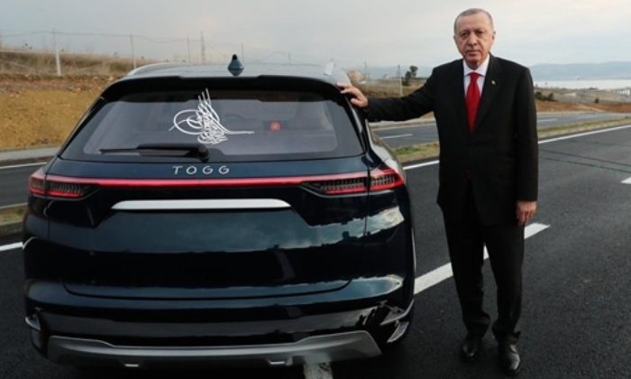 Arka camına Osmanlı Tuğrası yerleştirilen Yerli Otomobil görüntüsü sosyal medyayı yıktı!.