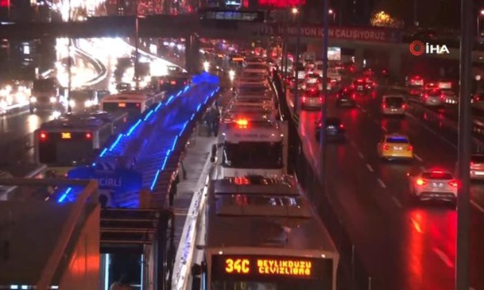 Bakırköy-İncirli durağında metrobüs arızası… Seferlerde aksama yaşanıyor!. (video haber)