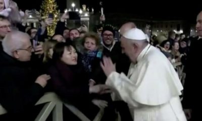 İlginç coronavirüs komplo teorisi! Çinli kadının Papa’nın elini bırakmaması suikast miydi?!.