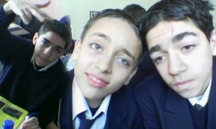 Lise fotoğrafları olay olmuştu… 20 yıl sonra aynı poz!.