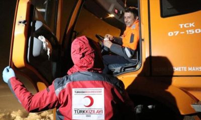 Kızılay, yoğun kar nedeniyle yolda kalan sürücülere ikramda bulundu!.