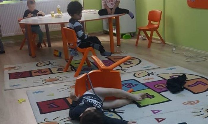 İkizlerin sandalyeye bağlandığı anaokulundan fotoğraf için kurgu iddiası!.