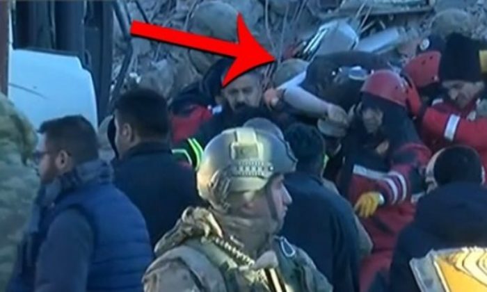 6 aylık hamile kadın enkaz altından canlı yayında çıkarıldı!.