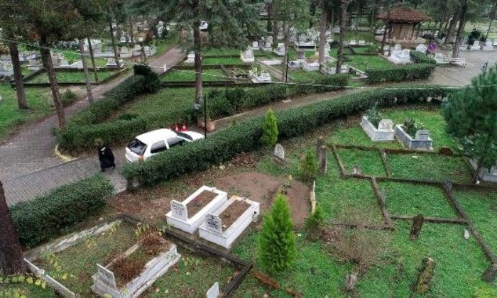 Kabristanda yönleri farklı yerlere bakan mezarları görenler şaşırıyor!. Din adamlarına soruldu…