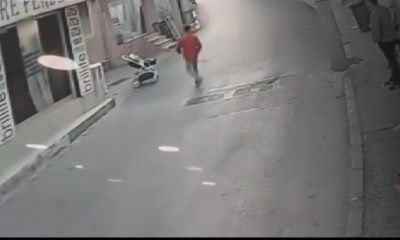 Bebek arabasını durdurdu, faciayı önledi!.