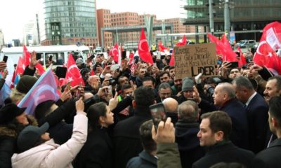 Cumhurbaşkanı Erdoğan’a Berlin’de gurbetçilerden sevgi gösterisi…