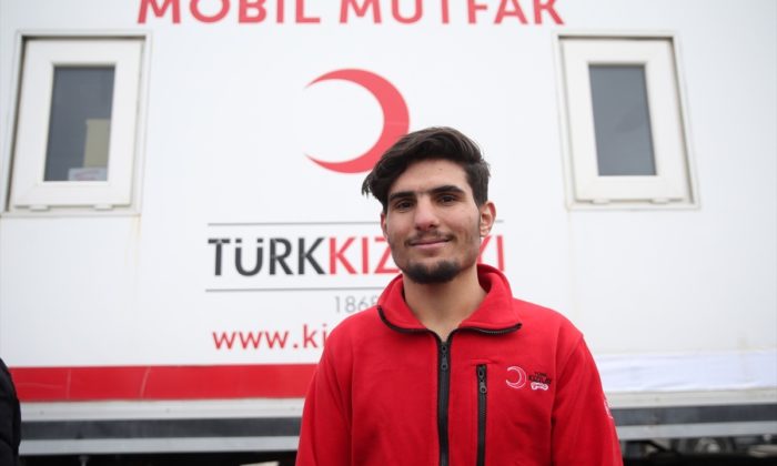 Suriyeli Mahmud Kızılay gönüllüsü oldu!.