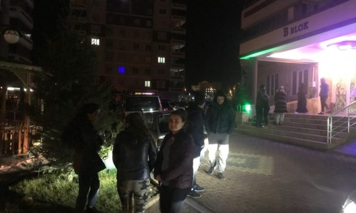 Elazığ’daki 6,8’li depremin ardından halk sokaklara fırladı!. Deprem bölgesinden ilk kareler!.