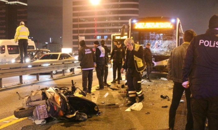 İstanbul’da metrobüsle motosiklet çarpıştı: 2 yaralı…