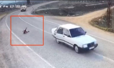 Hızla giden araçtan yola böyle savruldu!. (Tıkla İzle)
