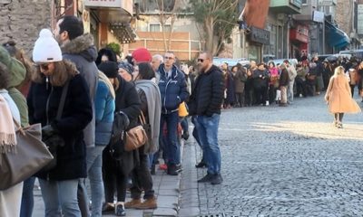 İstanbul’da anahtar alıp dilek dilemek için kilise önünde metrelerce kuyruğa girdiler!.