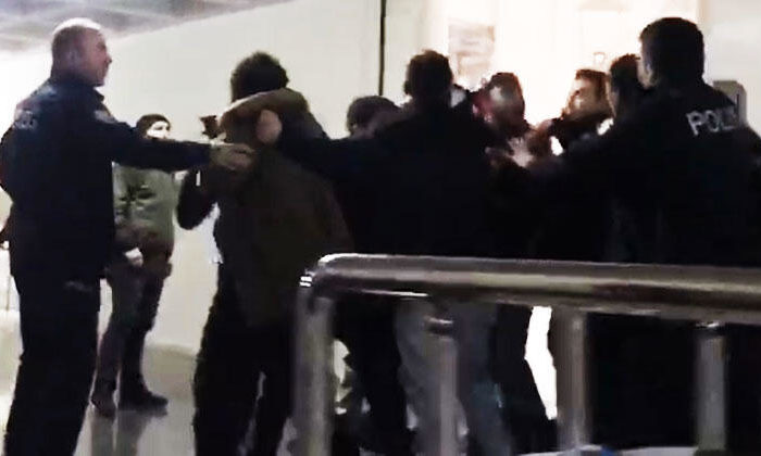 Adliyede dehşete düşüren pusu!. Diş fırçasına jilet bantlayıp…