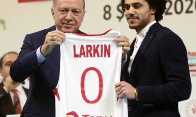 Başkan Erdoğan Shane Larkin’e forma hediye etti!.