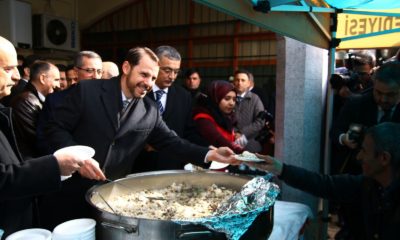 Berat Albayrak Kahramanmaraş’ta Cuma Namazı sonrası vatandaşlara pilav dağıttı!.
