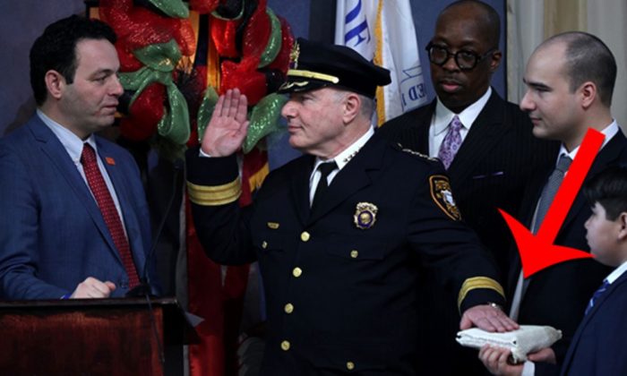 Türkiye’de olsa laikler kuduracaktı!. Müslüman emniyet müdürü Kur’an-ı Kerim’e el basarak yemin etti!.