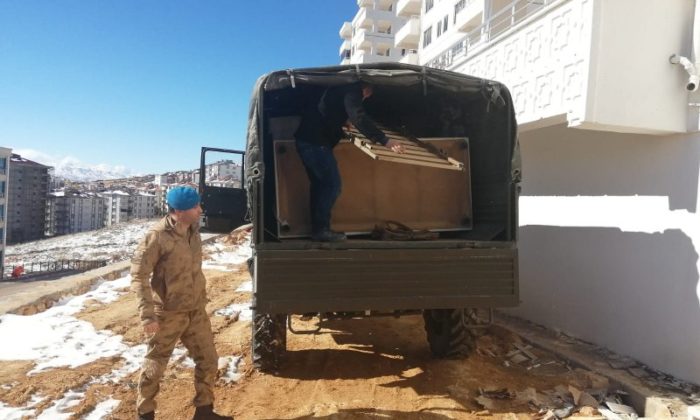 Nakliyecilerin fırsatlıçılığına komutanlar el koydu!. Elazığlı depremzedelerin eşyalarını askeri kamyonlar taşıyacak!.