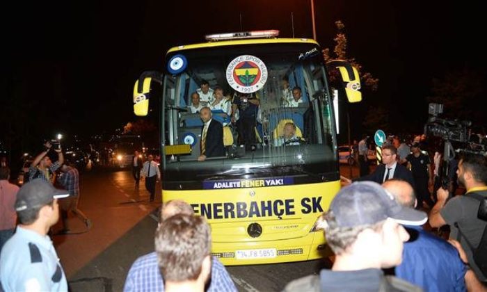 Fenerbahçeliler futbolcuların içinde olduğu takım otobüsünü taş yağmuruna tuttu!.