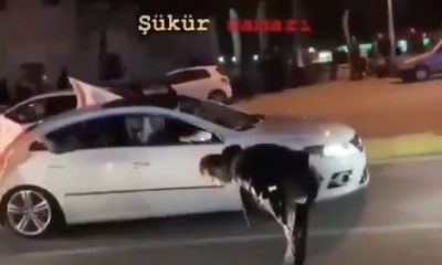 Saçmaladılar! Taraftarlar Galatasaray bayrağı üzerinde şükür namazı kıldı!. (video haber)