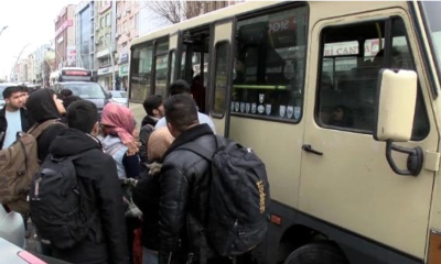 Vatandaşlar minibüslerle taksilerle Avrupa sınırlarına mülteci taşıyor!.