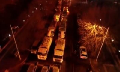 Çin’de sokaklar kamyonlarla dezenfekte ediliyor!.