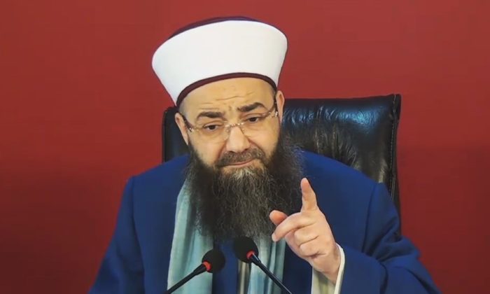 Cübbeli Ahmet Hocadan “Kur’ân inmeseydi daha iyi olurdu!” diyen ilahiyatçıya çok sert cevap… (video haber)