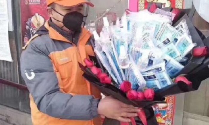 Çin’de bu yıl popüler 14 Şubat hediyesi bir buket maske…