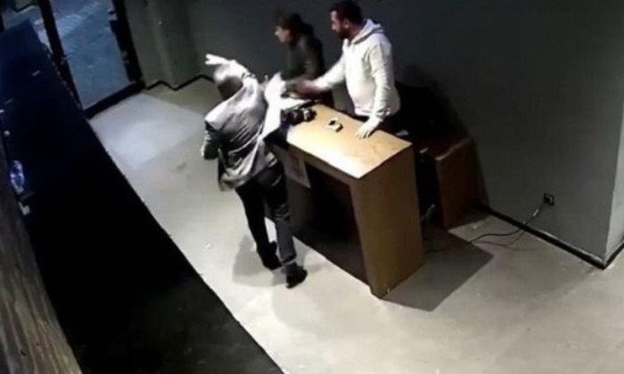 Kendisini görünce ayağa kalkmayan kadın çalışanına tokatlar atan maganda patrona istenen ceza belli oldu!.