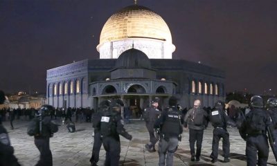 Terörist İsrail’in eşkıyaları, Mescid-i Aksa’da cemaate saldırdı!.