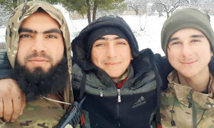 Dünya onu konuşuyor!. İşte tanka kafa tutan savaşçı!. (Tıkla İzle)