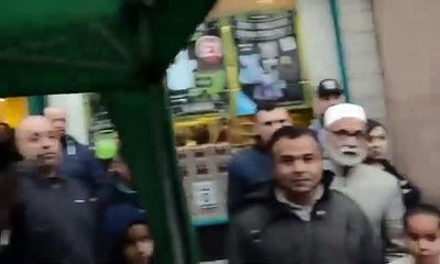 Gönüllü Müslüman İngiliz polisine dersini verince tekbir sesleri yükseldi!. (video haber)