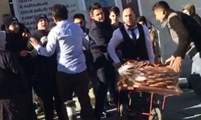 Helal olsun böyle adama.. Zabıtanın simitçiye yaptığı zorbalığa kızıp bütün simitleri satın aldı!. (Tıkla İzle)