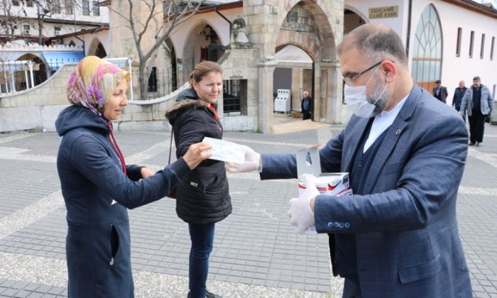 Kahramanmaraşlı hayırsever iş adamı 5 bin adet maske dağıttı!.